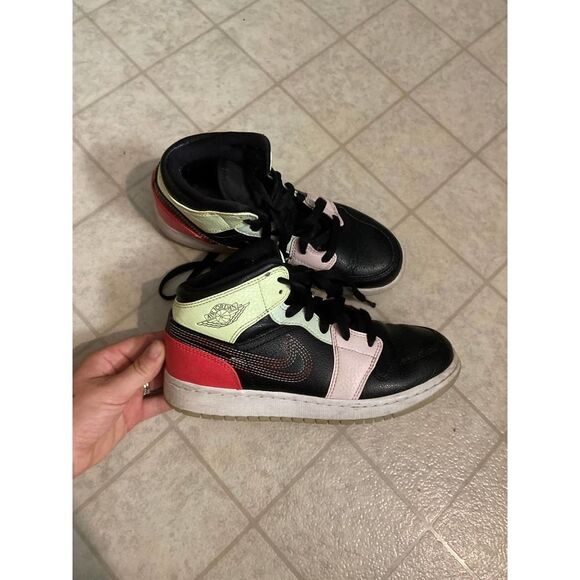 Nike Air‎ Jordan 1 Mid SE GS Glow In The Dark AV5174-076 Size 4.5Y - Picture 1 of 7